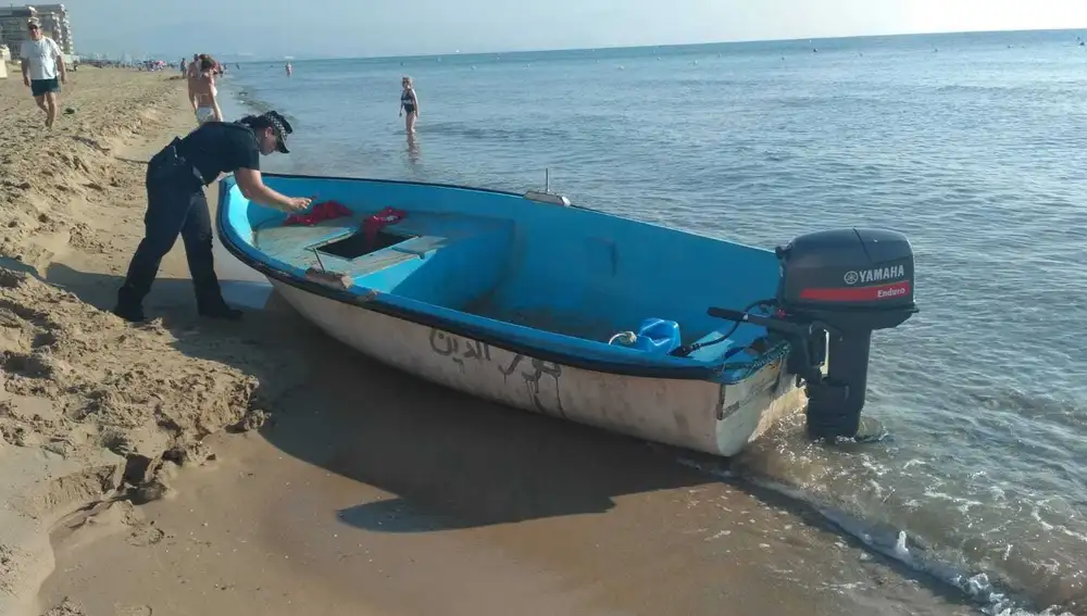 Imagen de archivo de una patera localizada en 2018 en la playa de Los Arenales del Sol de Elche. Imagen de archivo de una patera localizada en 2018 en la playa de Los Arenales del Sol de Elche.