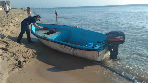 Imagen de archivo de una patera localizada en 2018 en la playa de Los Arenales del Sol de Elche.