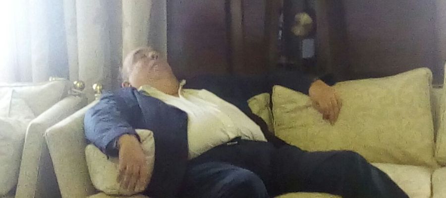 El concejal, recostado en un sofá El concejal, recostado en un sofá