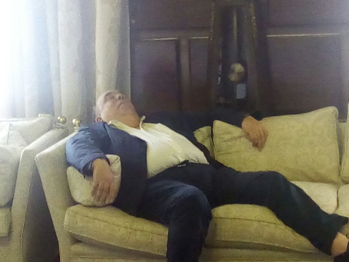 Críticas a un concejal socialista de Zaragoza por echarse la siesta durante un pleno del ayuntamiento Críticas a un concejal socialista de Zaragoza por echarse la siesta durante un pleno del ayuntamiento