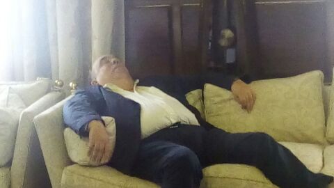 El concejal, recostado en un sof&aacute;