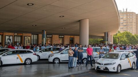 Miembros de las asociaciones Uni&oacute;n Sevillana del Taxi e Hispalense Solidaridad del Taxi durante la asamblea gremial informativa