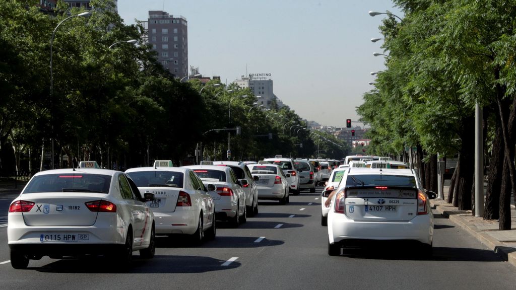 Los taxistas ocupan el Paseo de la Castellana de Madrid para protestar ante Fomento Los taxistas ocupan el Paseo de la Castellana de Madrid para protestar ante Fomento