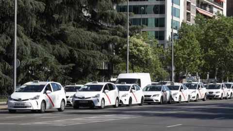 Los taxistas ocupan el Paseo de la Castellana para protestar ante Fomento
