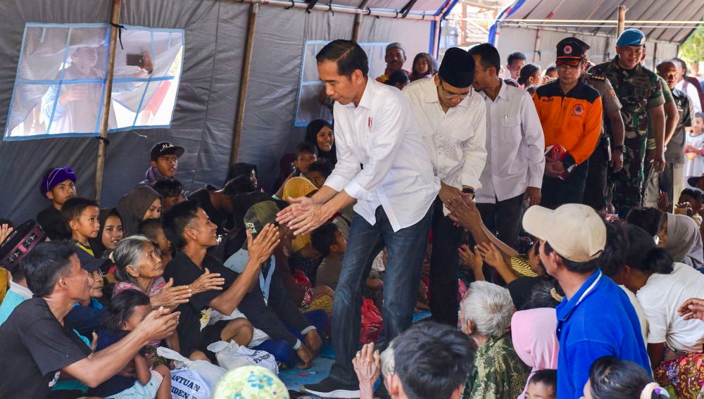 Joko Widodo saluda a algunos evacuados por el terremoto que sacudió la isla de Lombok