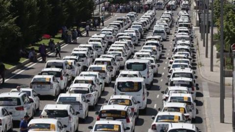 Noticias 2 Antena 3 (30-07-18) El sector del taxi se niega a desconvocar la huelga y pide todas las propuestas de Fomento por escrito