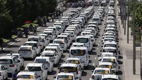 Noticias 2 Antena 3 (30-07-18) El sector del taxi se niega a desconvocar la huelga y pide todas las propuestas de Fomento por escrito Noticias 2 Antena 3 (30-07-18) El sector del taxi se niega a desconvocar la huelga y pide todas las propuestas de Fomento por escrito