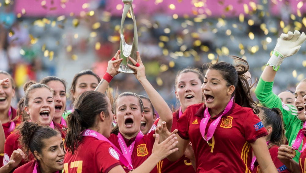 Rosa Otermin levanta el trofeo como campeonas de Europa