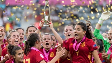 Rosa Otermin levanta el trofeo como campeonas de Europa