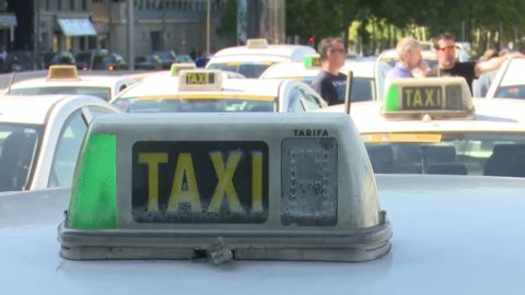 Imagen de archivo del cartel de un taxi con la luz verde encendida