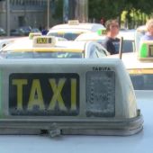 Imagen de archivo del cartel de un taxi con la luz verde encendida