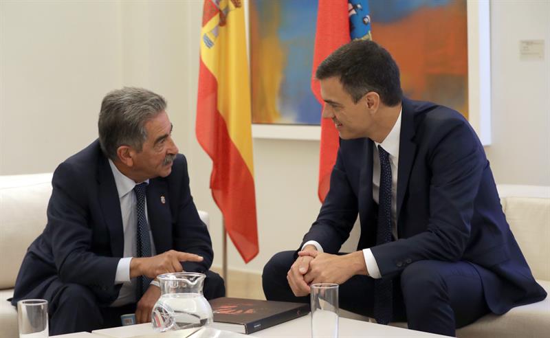 Sánchez recibe en La Moncloa a Revilla, que le obsequia con anchoas Sánchez recibe en La Moncloa a Revilla, que le obsequia con anchoas