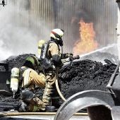 Bomberos en las labores de extinción del incendio en el polígono industrial de Carrús de Elche