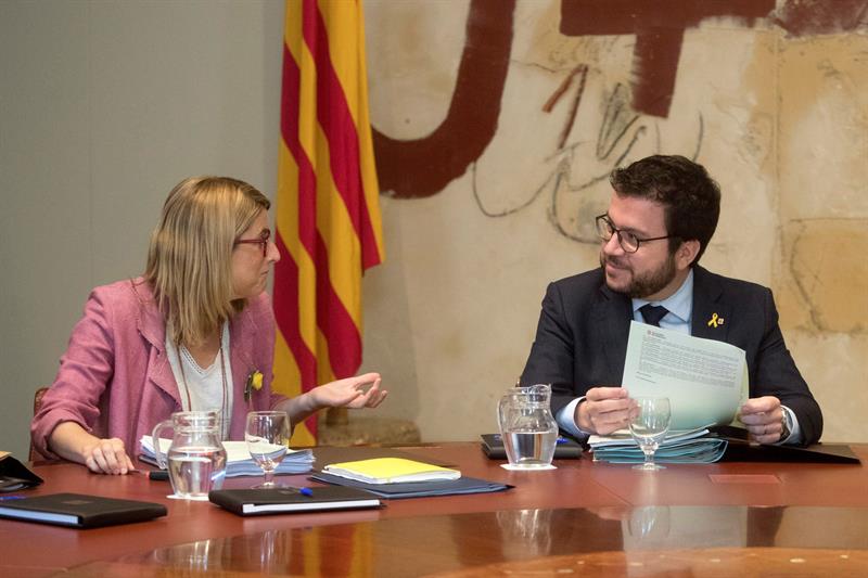El Govern catalán pide a Sánchez "pasos adelante" en el referéndum y los presos antes de otoño El Govern catalán pide a Sánchez "pasos adelante" en el referéndum y los presos antes de otoño