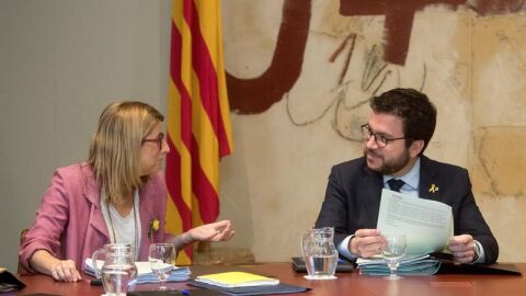 Elsa Artadi y el vicepresidente y titular del departamento de Econom&iacute;a y Hacienda, Pere Aragon&eacute;s