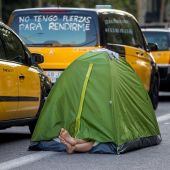 Un taxista acampa junto a la hilera de taxis en el centro de Barcelona