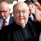El Arzobispo Philip Wilson sale tras escuchar la sentencia en el Tribunal Local de Newcastle 