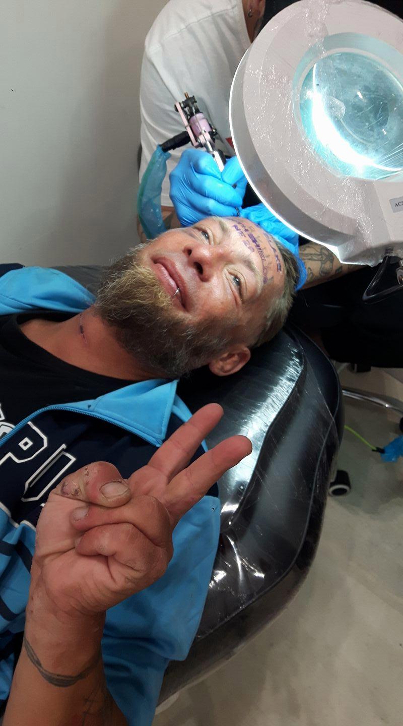 Buscan identificar a los turistas británicos que pagaron a un indigente para que se tatuase en la frente el nombre de uno de ellos Buscan identificar a los turistas británicos que pagaron a un indigente para que se tatuase en la frente el nombre de uno de ellos