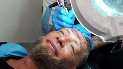 Momento en el que realizan el tatuaje a Tomek