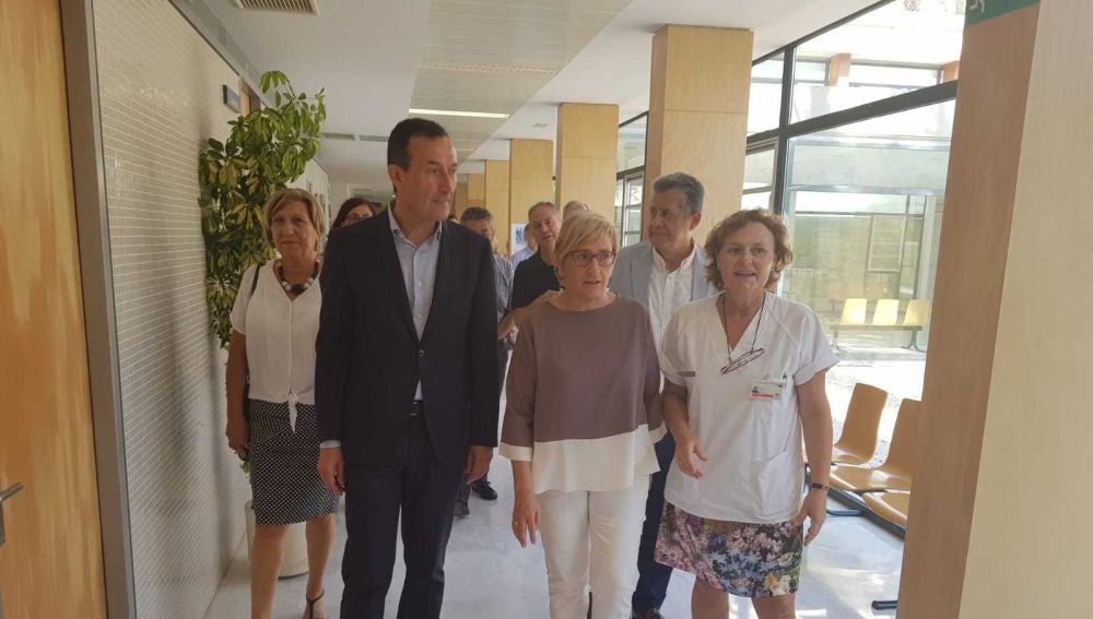 La consellera de Sanidad, Ana Barceló -en el centro- durante su visita al centro de salud del Raval de Elche
