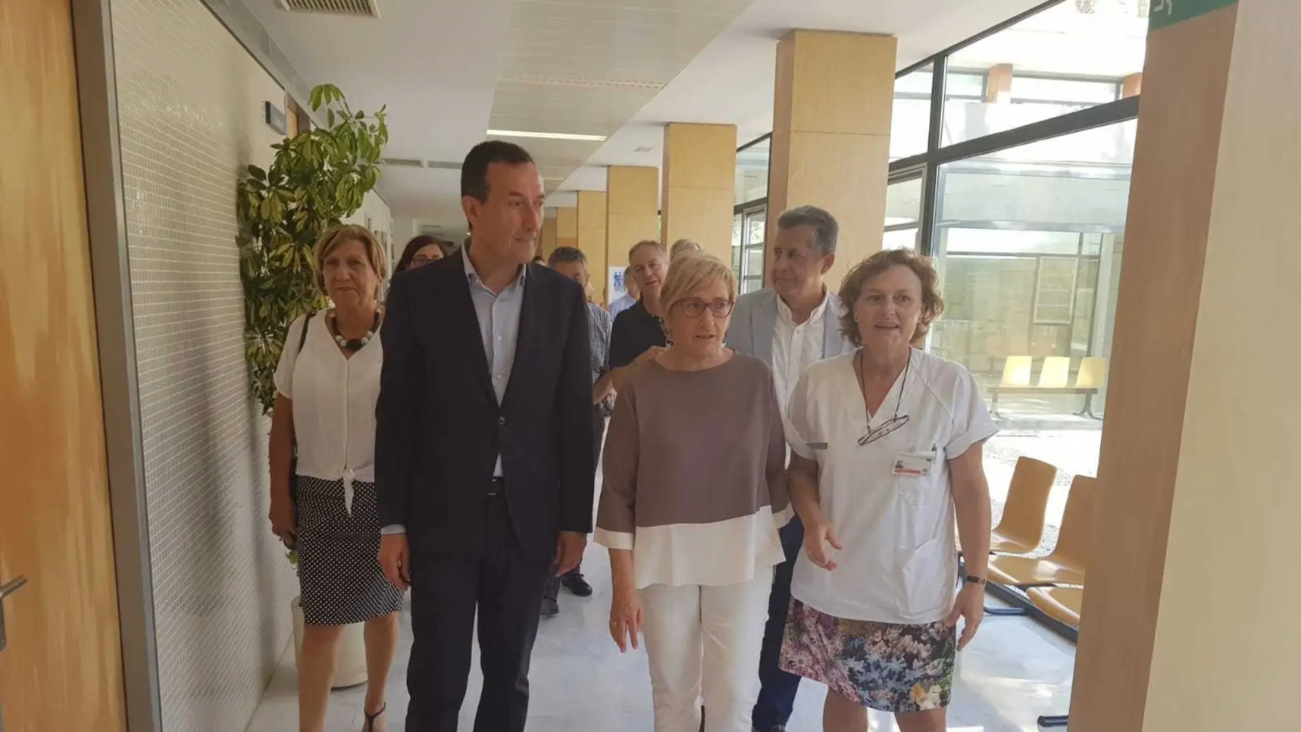 La consellera de Sanidad, Ana Barceló -en el centro- durante su visita al centro de salud del Raval de Elche