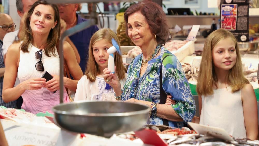La reina Letizia y sus hijas junto a Doña Sofía en la pescadería 