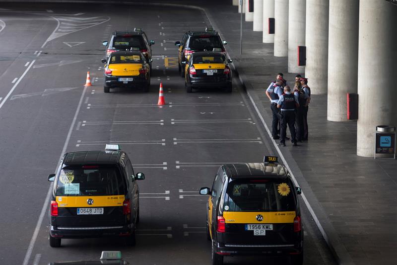 Los taxistas de Barcelona aceptan hacer servicios mínimos gratuitos tras aprobarlo en asamblea Los taxistas de Barcelona aceptan hacer servicios mínimos gratuitos tras aprobarlo en asamblea