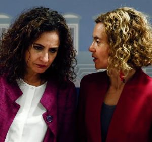 La ministra de Hacienda, María Jesús Montero, habla con la ministra de Política Territorial y Función Pública, Meritxell Batet La ministra de Hacienda, María Jesús Montero, habla con la ministra de Política Territorial y Función Pública, Meritxell Batet