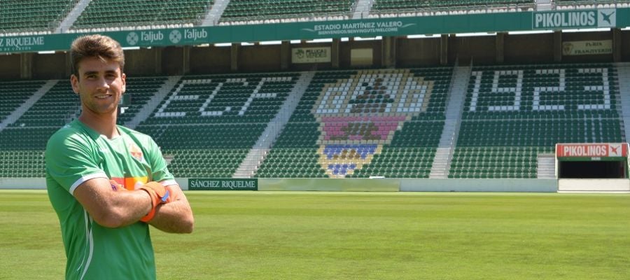 Unai Simón posando ante el escudo del club con la equipación franjiverde Unai Simón posando ante el escudo del club con la equipación franjiverde