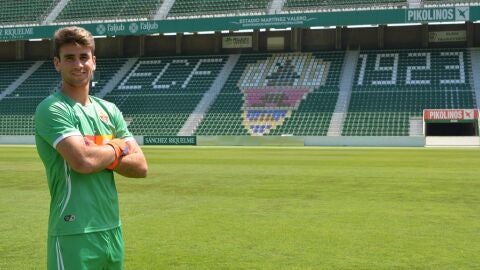 Unai Sim&oacute;n posando ante el escudo del club con la equipaci&oacute;n franjiverde