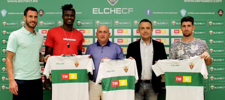 El director de TM y el presidente del Elche, junto a jugadores del club El director de TM y el presidente del Elche, junto a jugadores del club