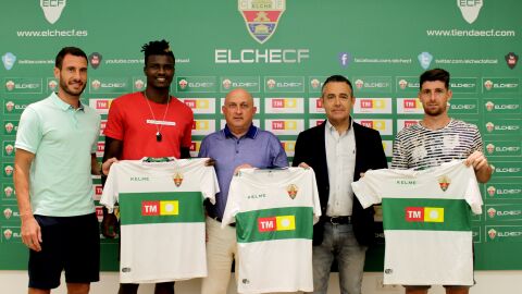 El director de TM y el presidente del Elche, junto a jugadores del club