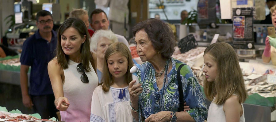 Imagen de la Reina Letizia y Sofía con la Infanta Sofía y la Princesa Leonor Imagen de la Reina Letizia y Sofía con la Infanta Sofía y la Princesa Leonor