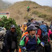 Senderistas locales y extranjeros bajan de la montaña Rinjani