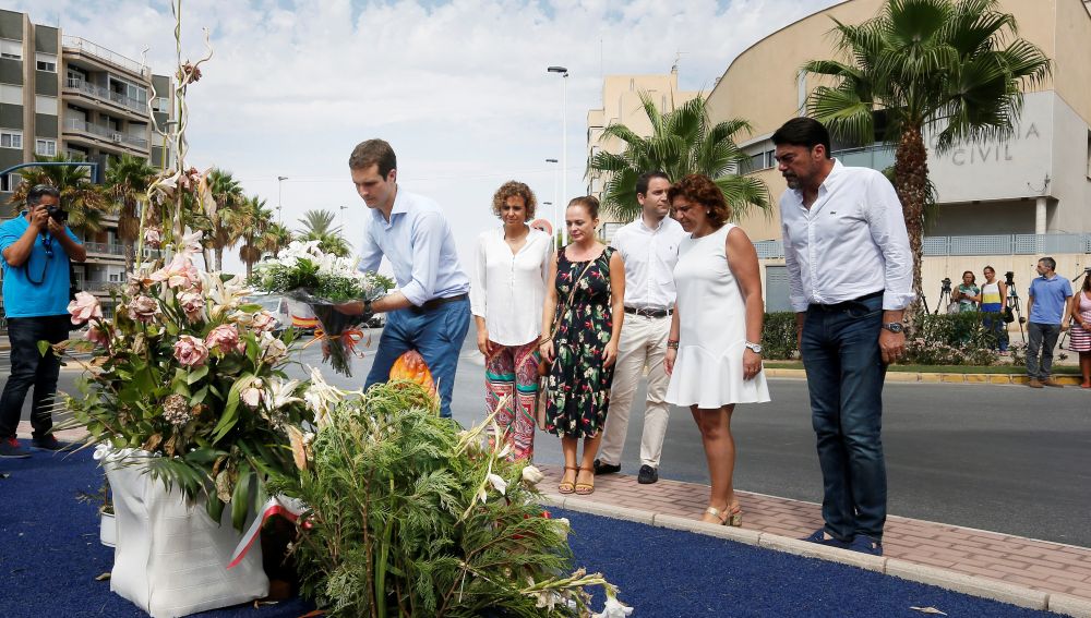 Pablo Casado durante su visita a Santa Pola, donde ha depositado un ramo de flores en el monolito que recuerda a las dos personas asesinadas por ETA.
