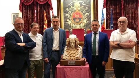 El alcalde de Elche, el presidente del club, el concejal de Deportes y dem&aacute;s personalidades junto a la Dama de Elche.