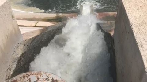 Agua del trasvase J&uacute;car-Vinalop&oacute; entrando en el embalse del Rollo de Aspe.