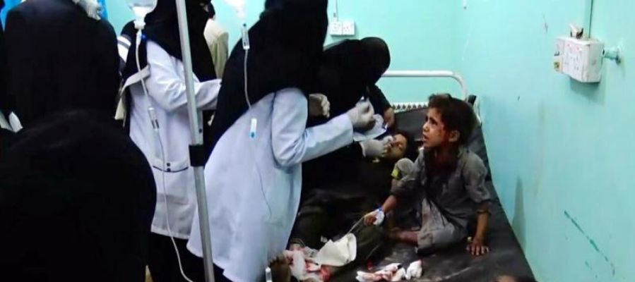 Varios niños heridos reciben atención médica en un hospital tras el bombardeo en Yemen Varios niños heridos reciben atención médica en un hospital tras el bombardeo en Yemen