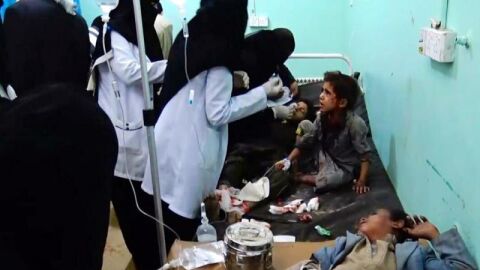 Varios ni&ntilde;os heridos reciben atenci&oacute;n m&eacute;dica en un hospital tras el bombardeo en Yemen