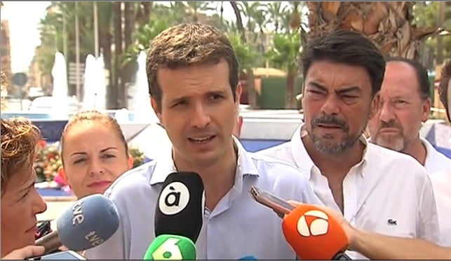 Casado dice que el cambio de estatus que recibirán los inmigrantes del Open Arms es reconocer que no puede haber papeles para todos Casado dice que el cambio de estatus que recibirán los inmigrantes del Open Arms es reconocer que no puede haber papeles para todos