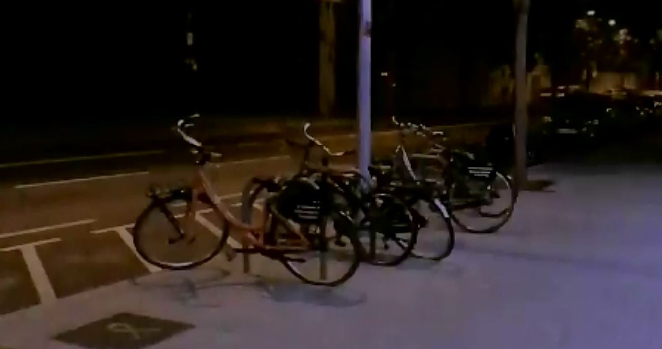 Arran, la rama juvenil de la CUP, "expropia y sortea" bicicletas de alquiler turístico en Barcelona Arran, la rama juvenil de la CUP, "expropia y sortea" bicicletas de alquiler turístico en Barcelona