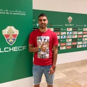 Alexánder González posa junto al escudo del Elche CF en su llegada al estadio. Alexánder González posa junto al escudo del Elche CF en su llegada al estadio.