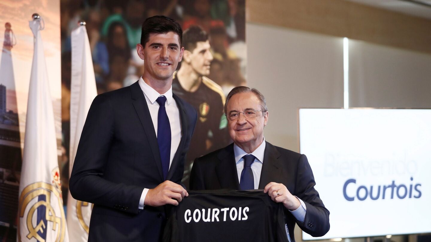 Courtois, junto a Florentino Pérez en su presentación con el Madrid