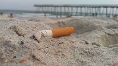 Un cigarrillo en la arena de la playa