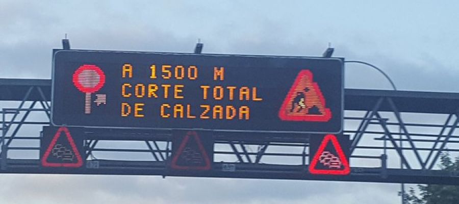 Imagen de un panel informativo en la A6 avisando del socavón Imagen de un panel informativo en la A6 avisando del socavón