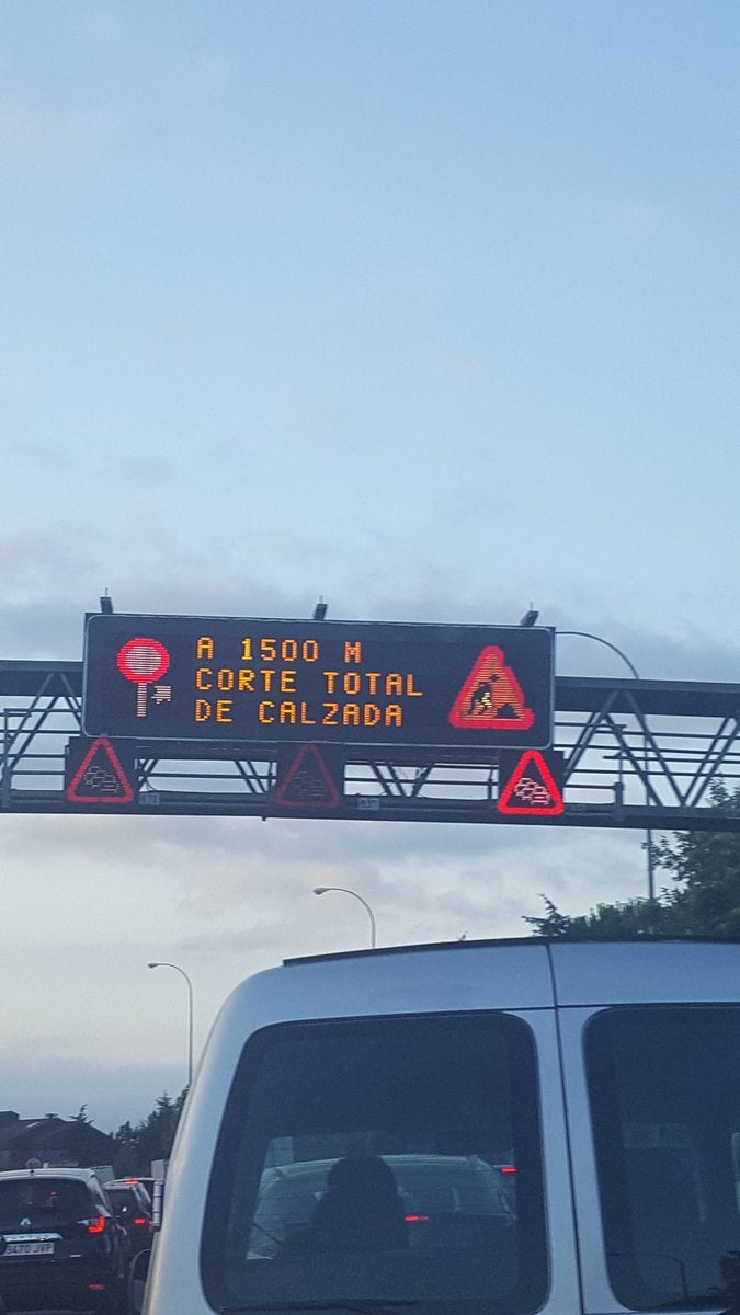 Reabren la A6 en sentido Madrid tras un corte de 5 horas por un socavón Reabren la A6 en sentido Madrid tras un corte de 5 horas por un socavón