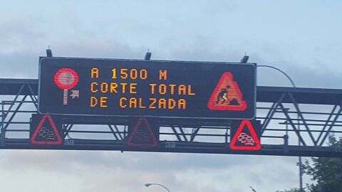 Imagen de un panel informativo en la A6 avisando del socav&oacute;n