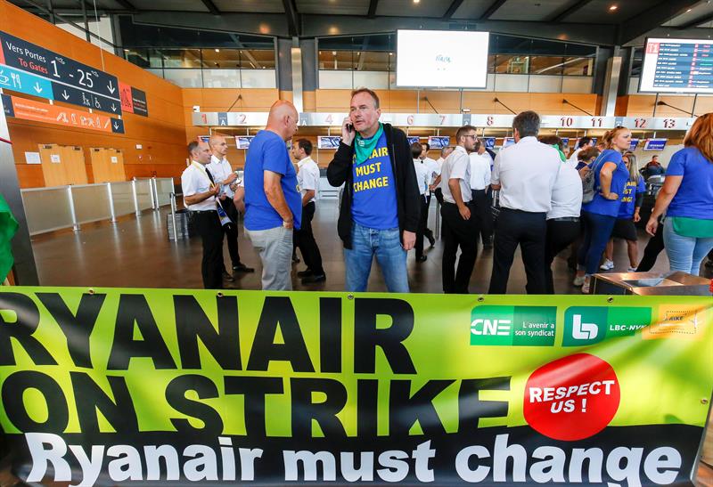 Ryanair opera con "normalidad" el 85% de sus vuelos, a pesar de la huelga Ryanair opera con "normalidad" el 85% de sus vuelos, a pesar de la huelga