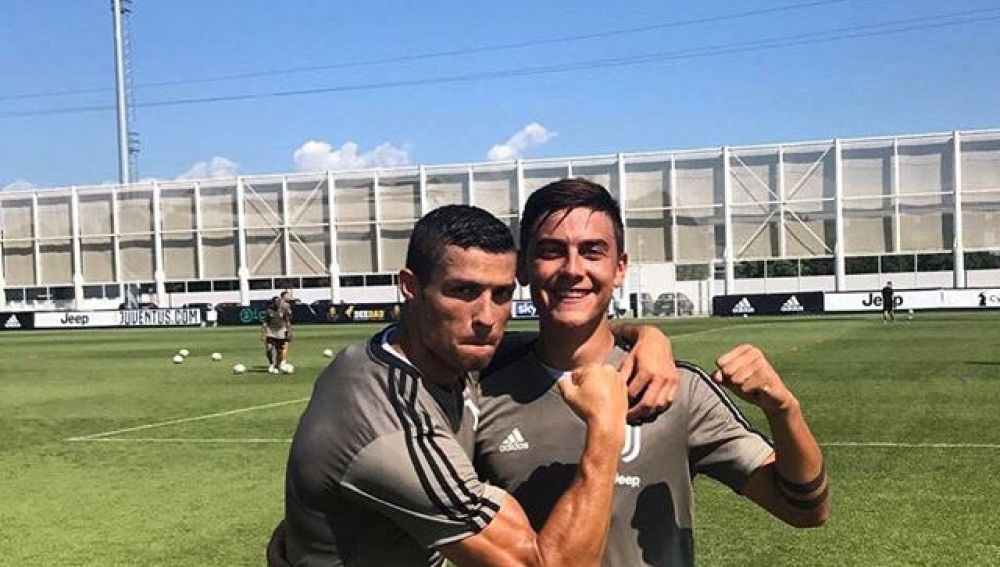 Cristiano y dybala en un entrenamiento con la Juventus