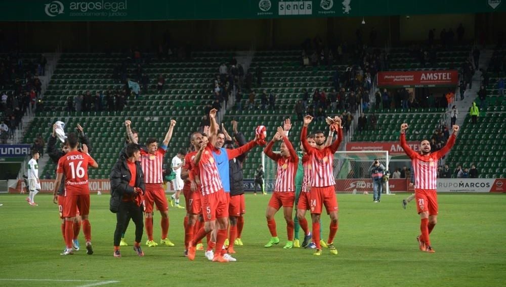 La UD Almería en el césped del Martínez Valero tras el último partido ante el Elche CF.